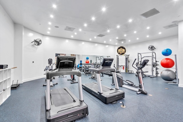 exercise room with baseboards, visible vents, and recessed lighting