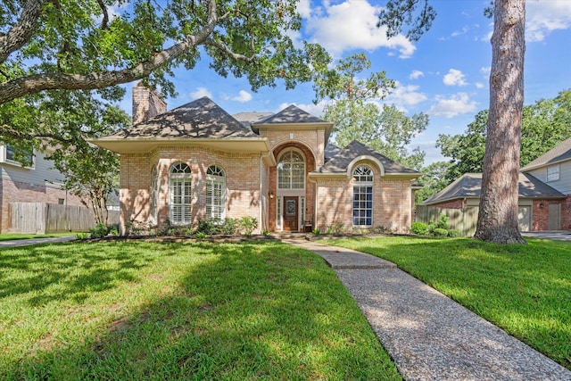 view of front of home featuring a front yard