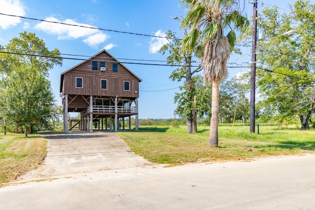 view of front of property featuring covered porch