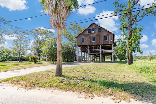 view of front of home with a front lawn