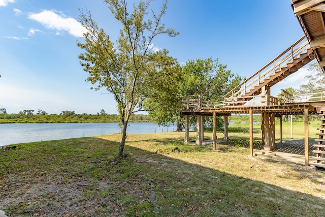 view of yard featuring a water view