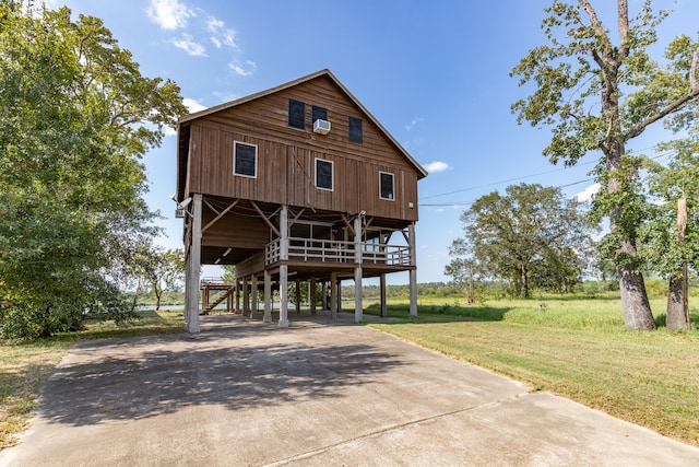 view of front of property featuring a front lawn and a carport