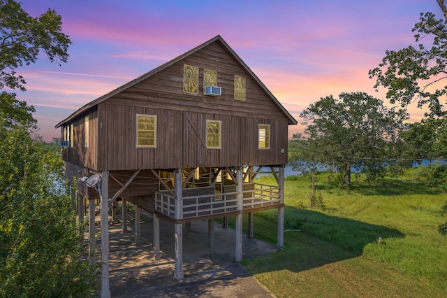 view of front of home featuring an outdoor structure