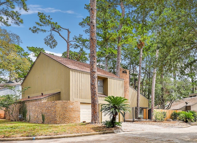 view of front of property featuring a garage