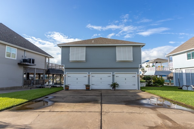 view of front of home featuring a front yard and a garage