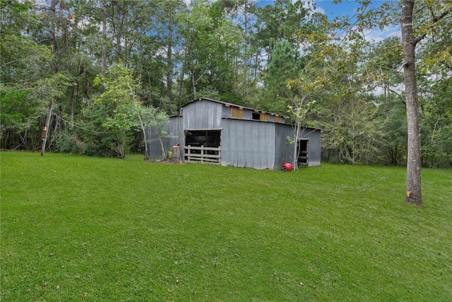 view of yard with an outbuilding