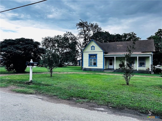 view of front facade featuring a porch and a front yard