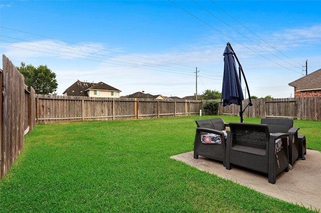 view of yard featuring a patio area