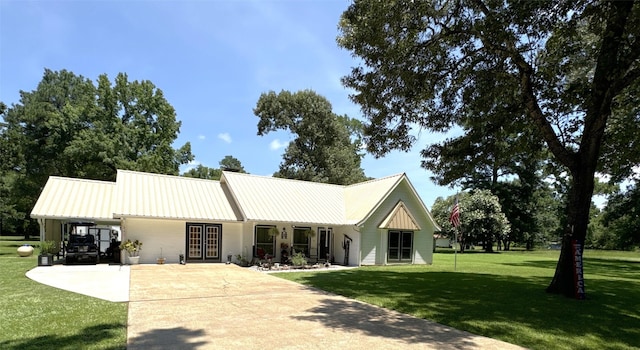 view of front of house with a carport and a front yard