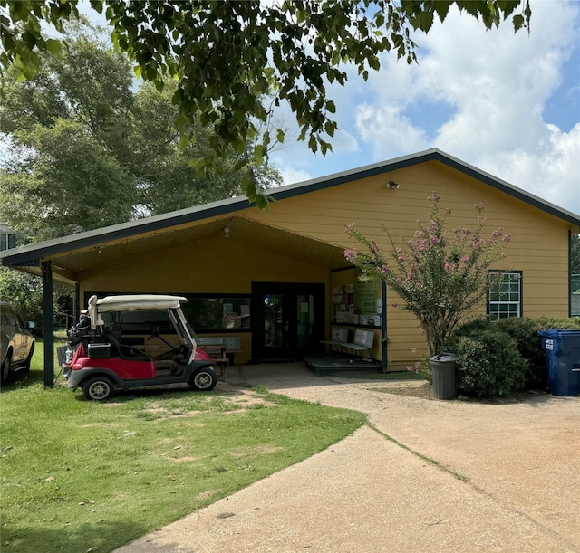 view of front of property featuring a front lawn