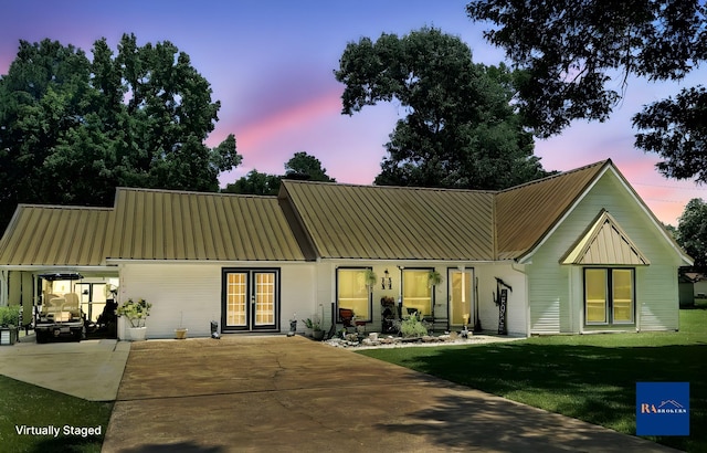 view of front of property featuring a lawn