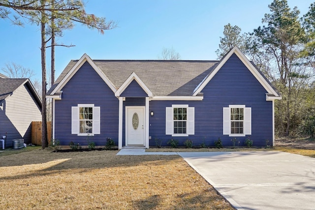 view of front of home with a front lawn