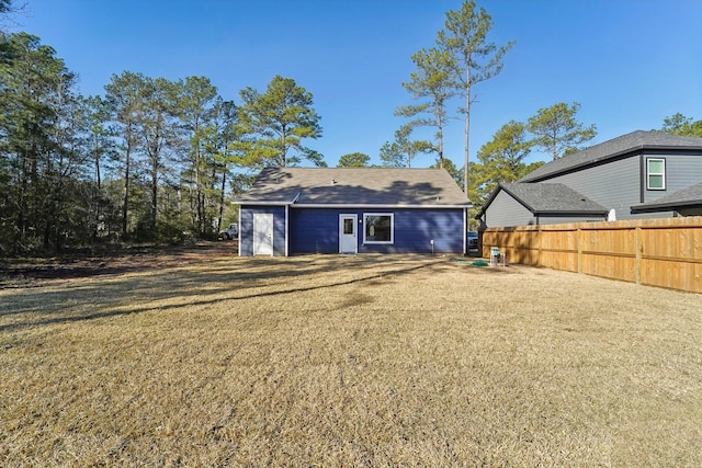 back of house featuring a lawn