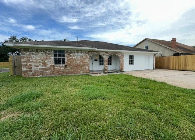 ranch-style home featuring a front lawn