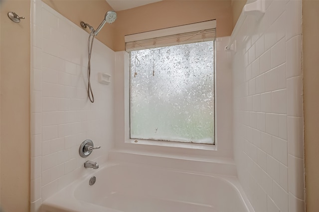 bathroom with tiled shower / bath combo