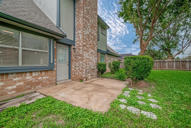 view of yard featuring a patio