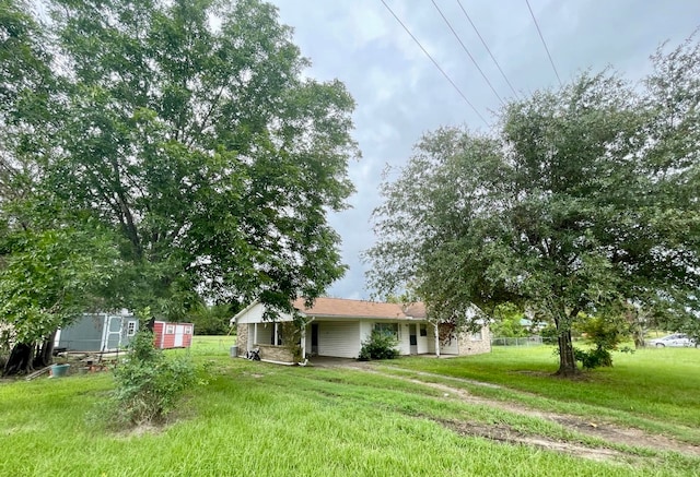 view of yard featuring a storage shed