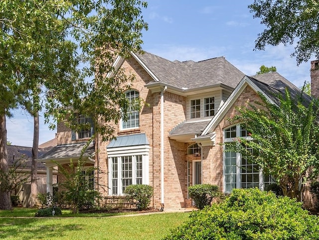 view of front of property featuring a front lawn