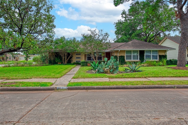 ranch-style home featuring a front lawn