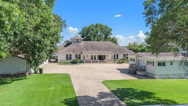 view of front of house with a front lawn