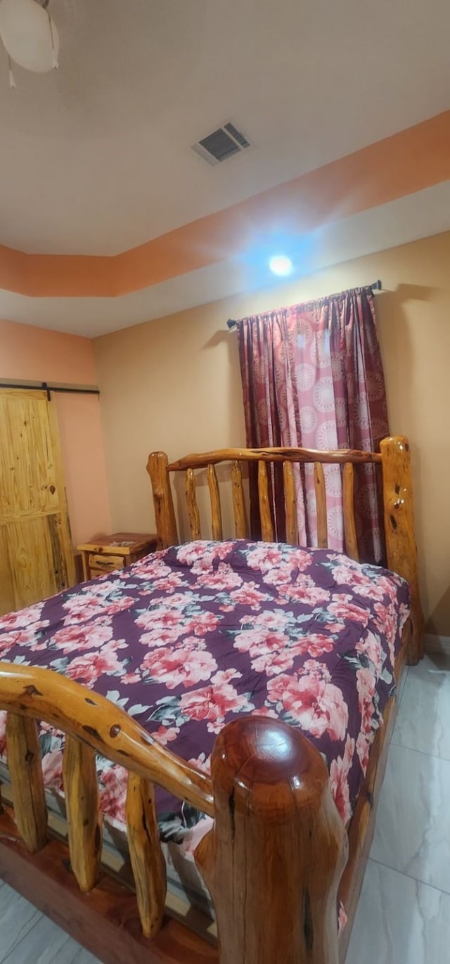 bedroom featuring a barn door