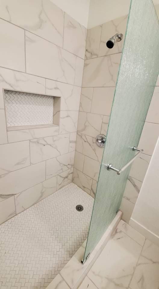 bathroom featuring tiled shower