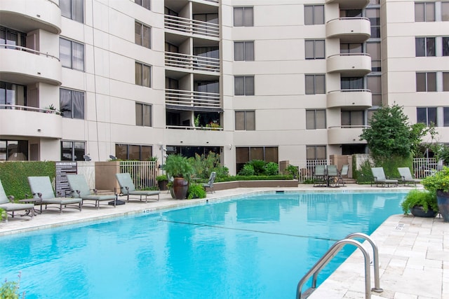 view of swimming pool