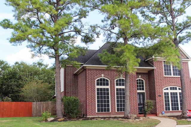 view of front facade with a front yard