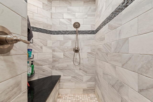 bathroom featuring a tile shower