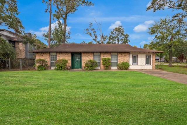 single story home featuring a front lawn