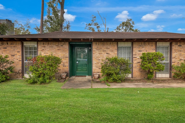 view of front facade with a front lawn