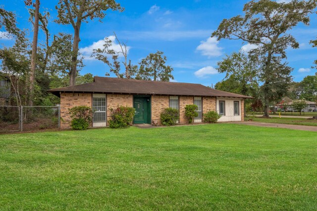 single story home featuring a front yard