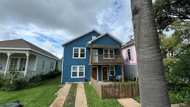 view of front of home featuring a front yard