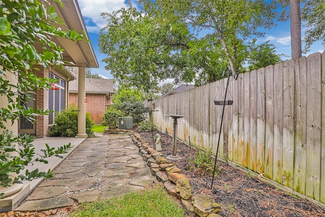 view of yard featuring a patio area