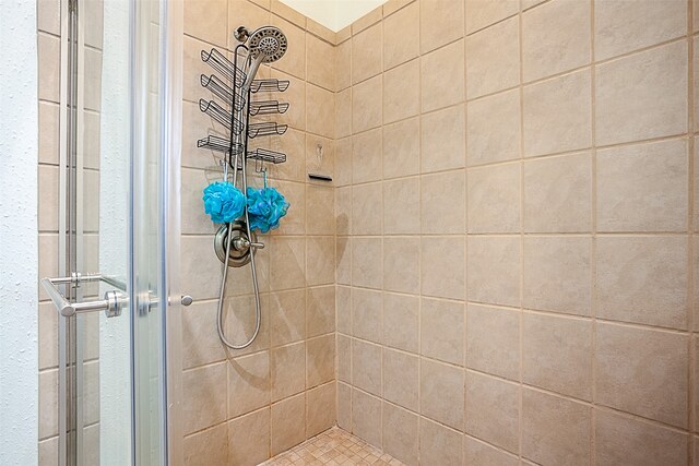 bathroom featuring tiled shower