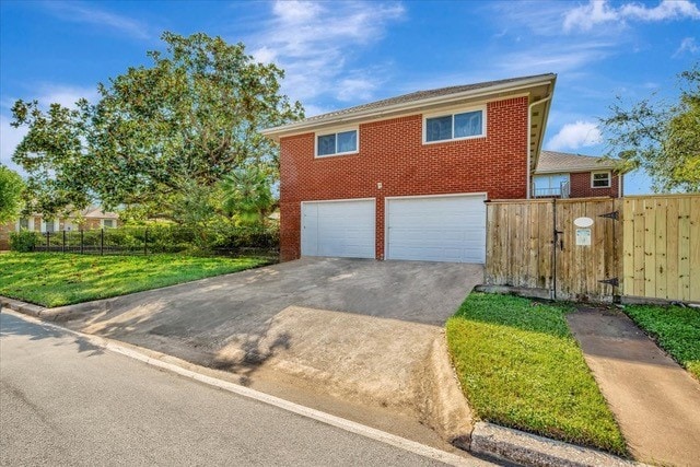 view of front of home featuring a front lawn and a garage