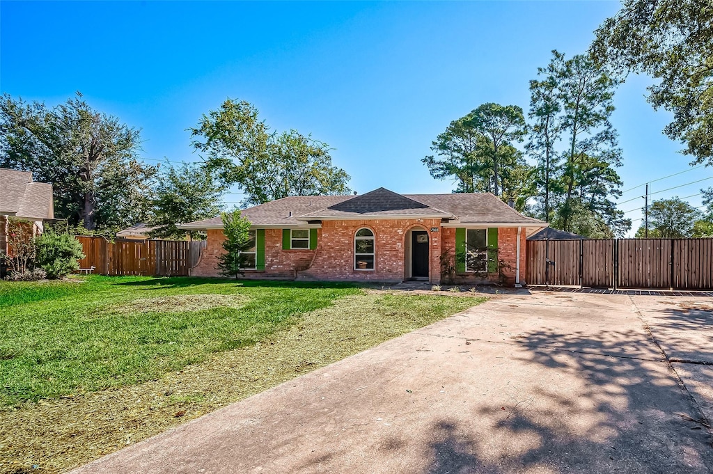 ranch-style house featuring a front yard