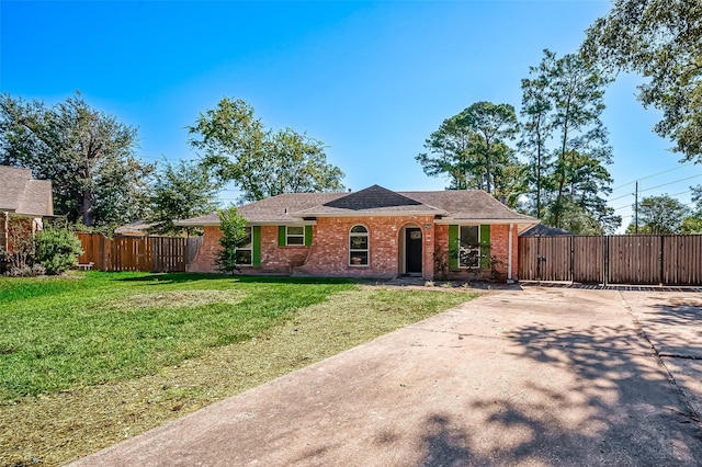 ranch-style house featuring a front yard