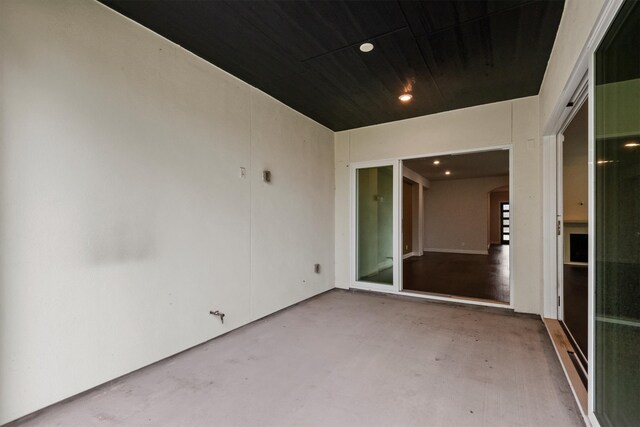 spare room featuring concrete floors