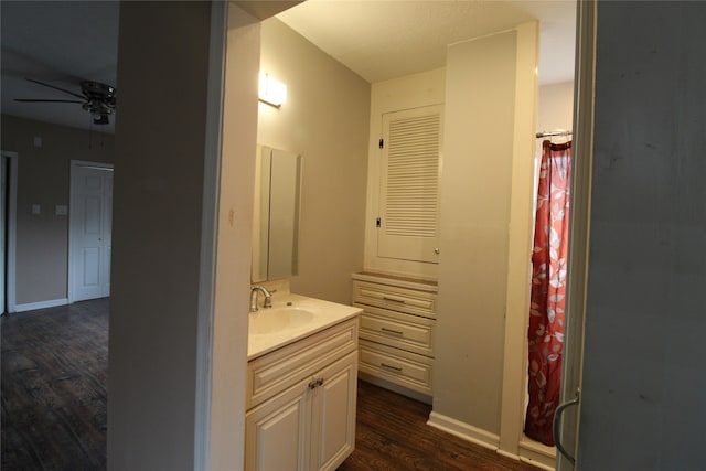 bathroom with a shower with curtain, vanity, hardwood / wood-style flooring, and ceiling fan