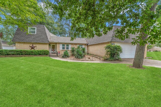 view of front of house featuring a front lawn and a garage