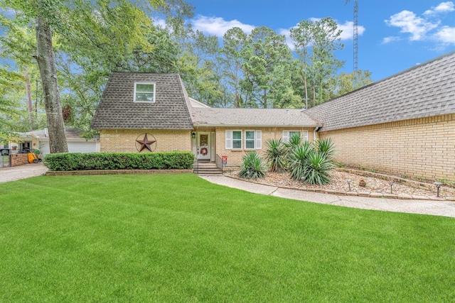 view of front of property featuring a front lawn