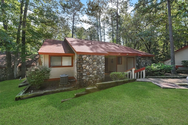 view of front of property featuring a front lawn