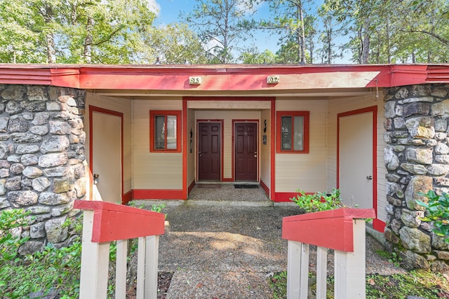 doorway to property with covered porch