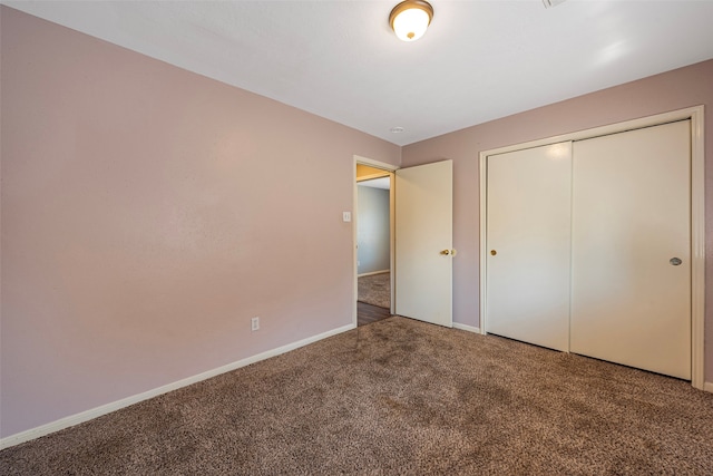 unfurnished bedroom with carpet flooring and a closet