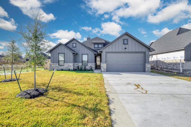 view of front facade featuring a garage and a front lawn