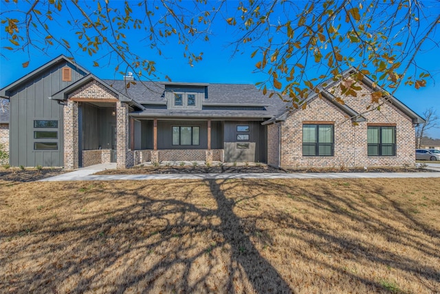 view of front of home with a front lawn