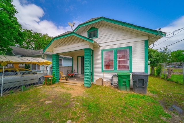 view of front of property featuring a front yard