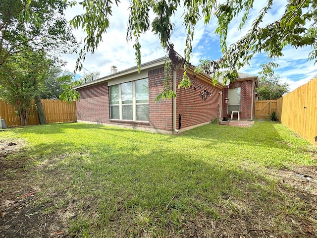 exterior space featuring a yard