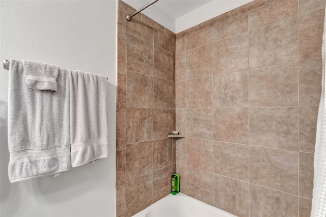 bathroom with tiled shower / bath